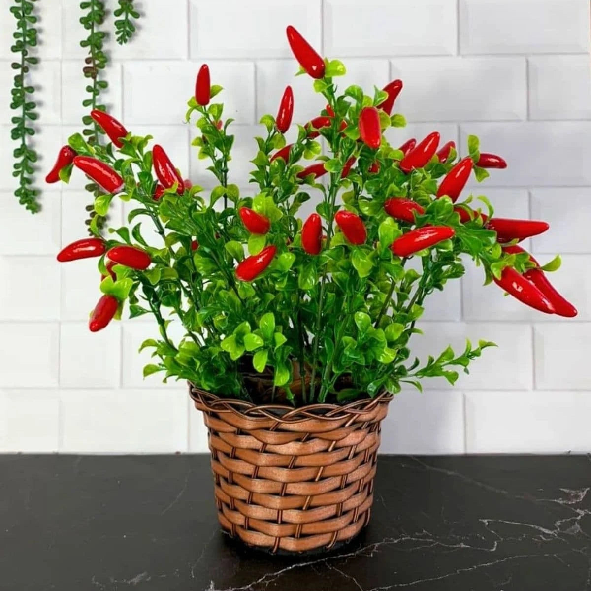 Arranjo de Pimenta Artificial Vermelha em Vaso de Palha