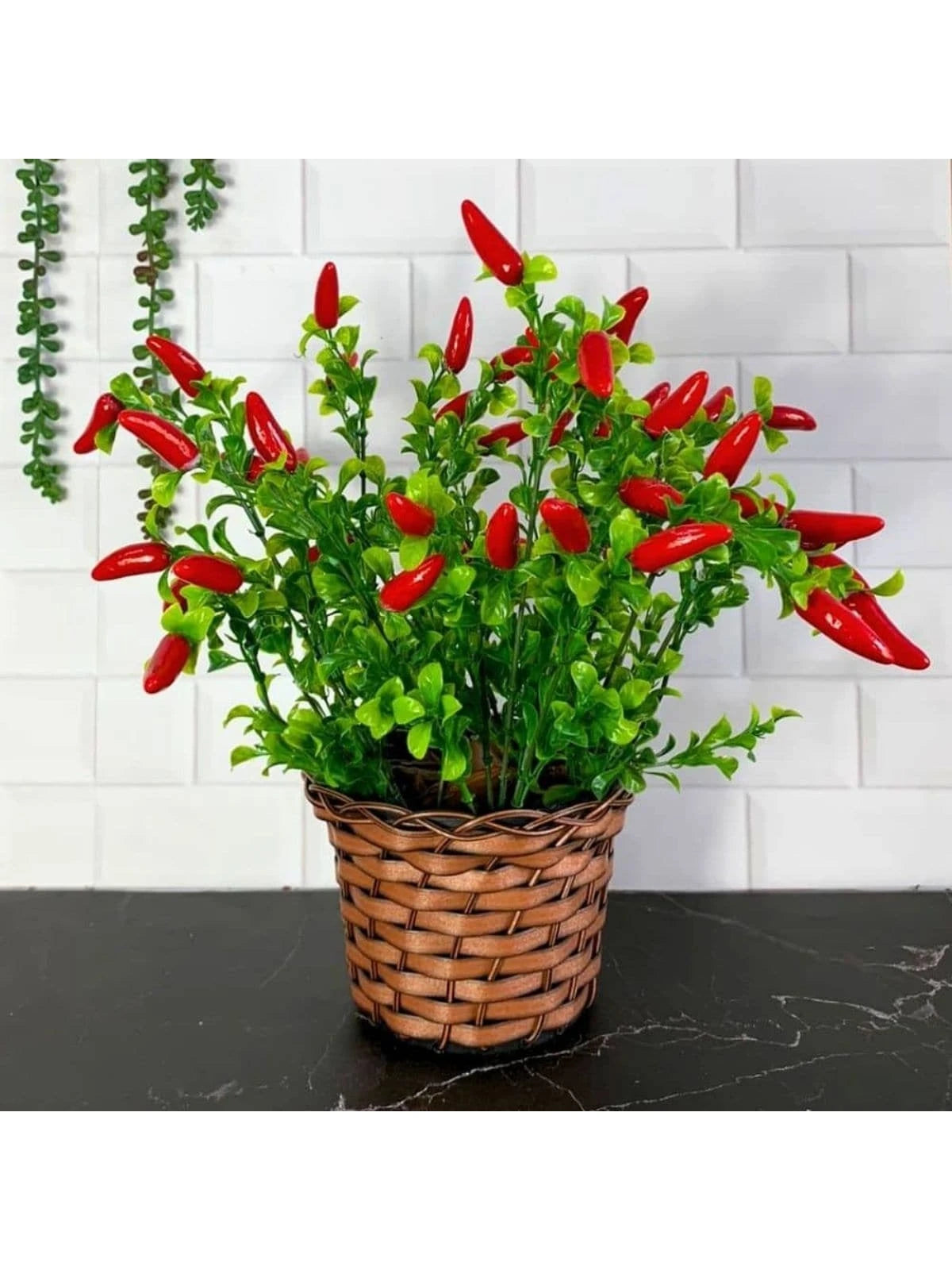 Arranjo de Pimenta Artificial Vermelha em Vaso de Palha